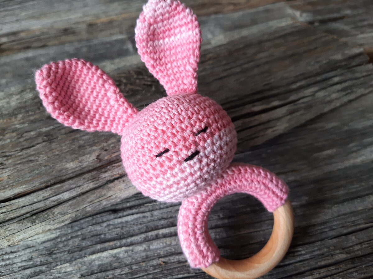 LaLu grabulis "Mīlīgais zaķēns" skaistu rozā toņu pārejām. Rotaļlieta mazuļiem un jaundzimušajiem ar vieglas skaņas grabulīti vidū. 