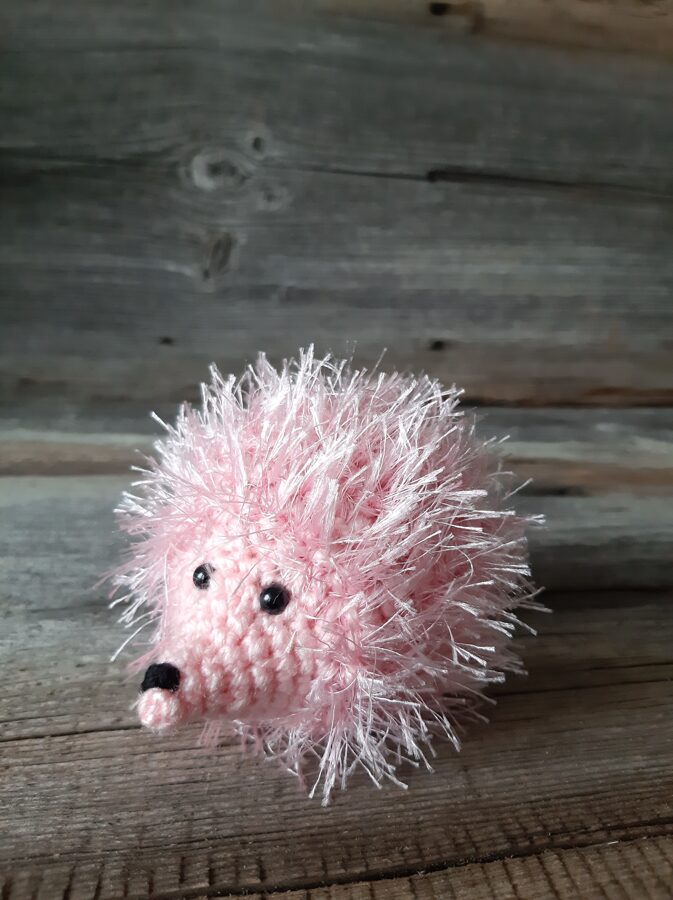 Rotaļlieta ezis mīkstā rozā kažociņā