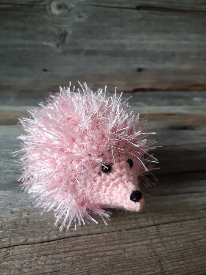 Rotaļlieta ezis mīkstā rozā kažociņā
