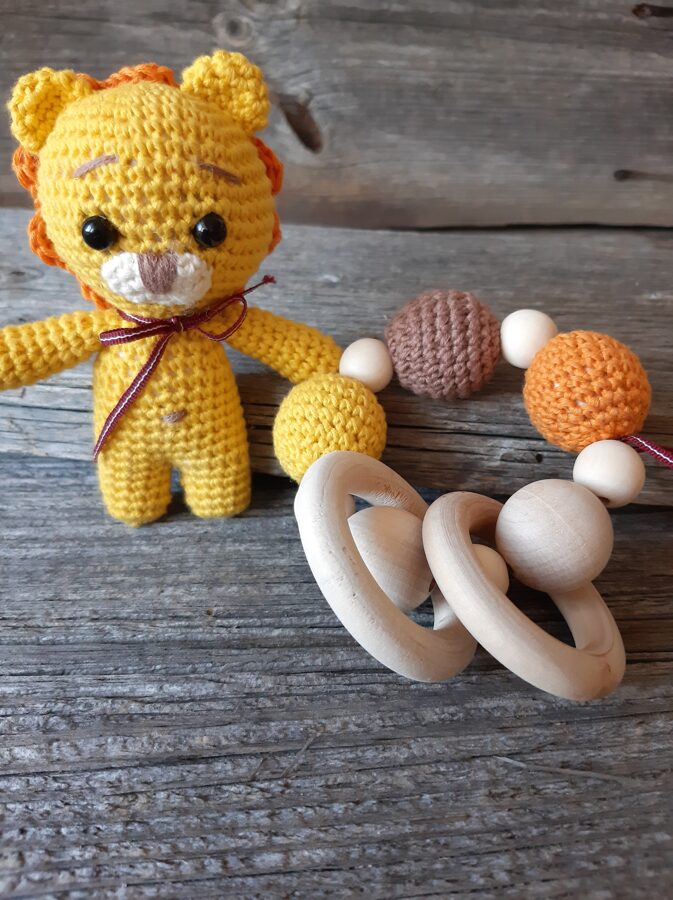 Rotaļlietu komplekts LaLu - koka graužamriņķis un rotaļlieta lauviņa  bērniem 