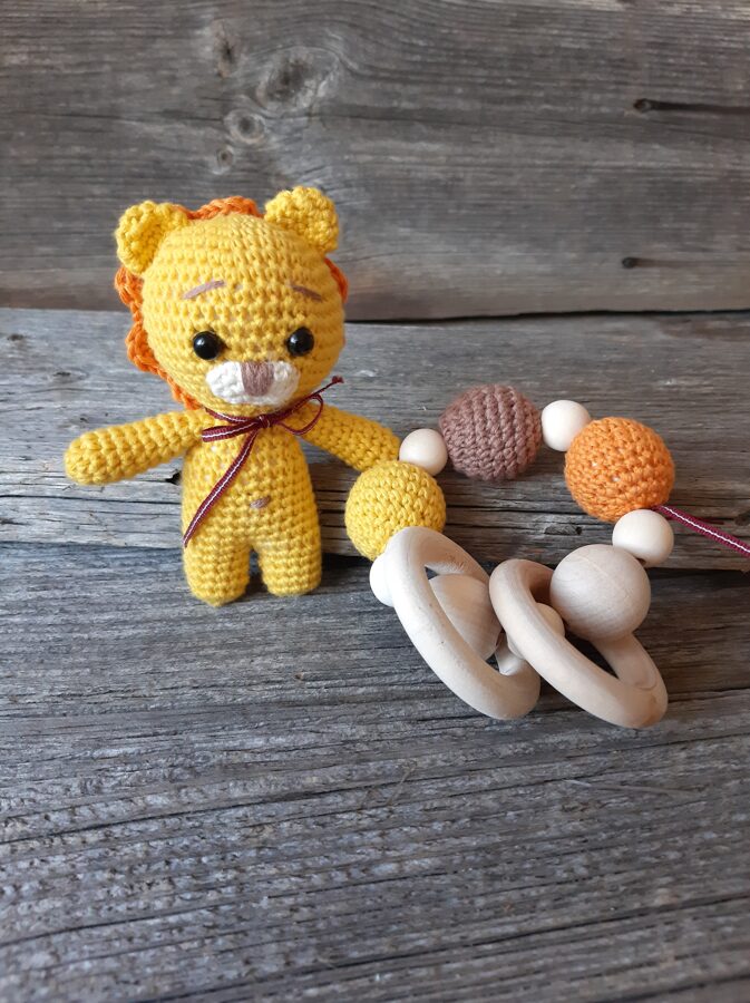 Dabīgs rotaļlietu komplekts "LaLu Lauvēns". Graužamriņķis un rotaļlieta lauviņa  bērniem.   