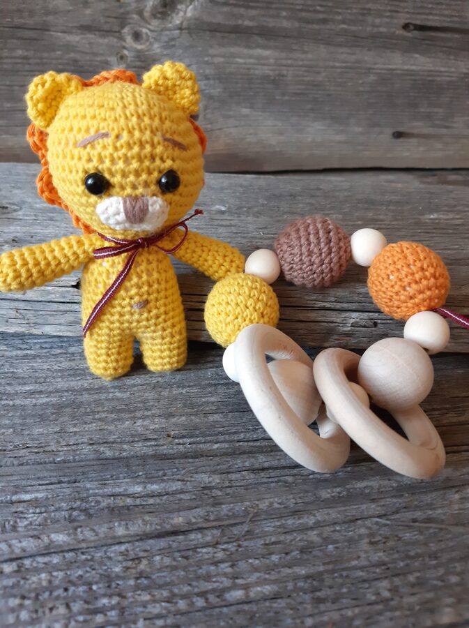 Rotaļlietu komplekts LaLu - koka graužamriņķis un rotaļlieta lauviņa  bērniem 