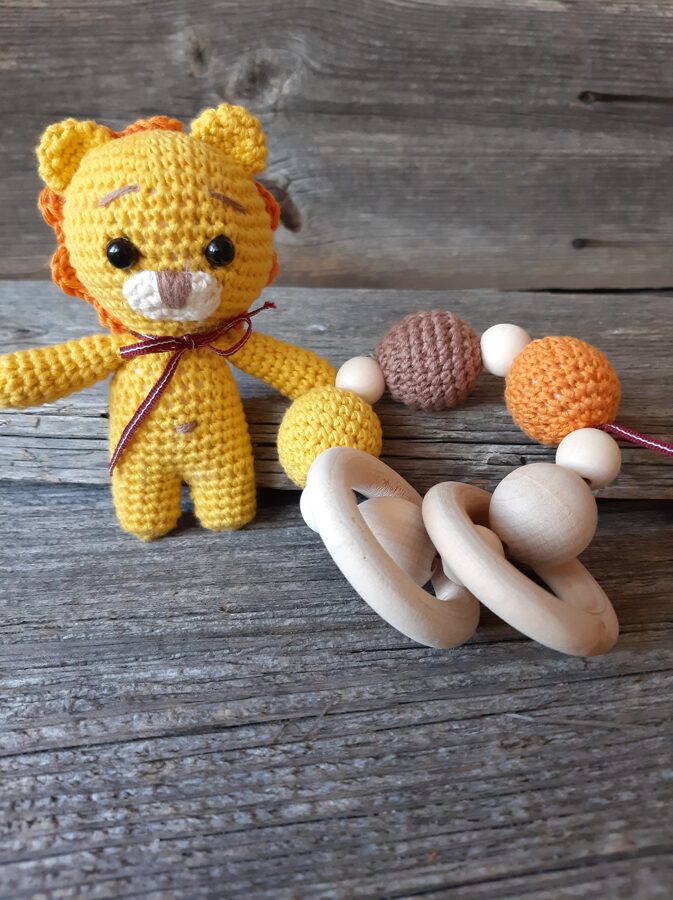 Dabīgs rotaļlietu komplekts "LaLu Lauvēns". Graužamriņķis un rotaļlieta lauviņa  bērniem.   
