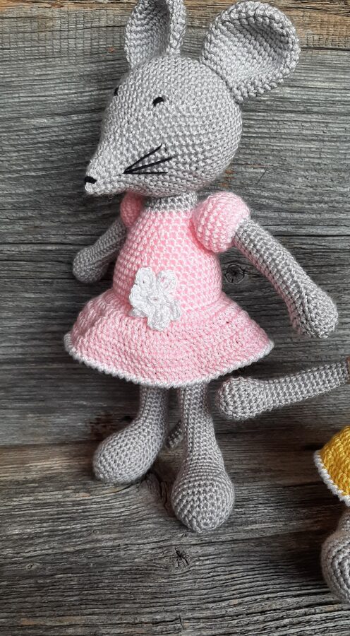 Lalu pelēka pele rozā kleitiņā. Rotaļlieta, mīļmantiņa  sākot no pašiem mazākajiem līdz pavisam lieliem peļu mīļiem. 