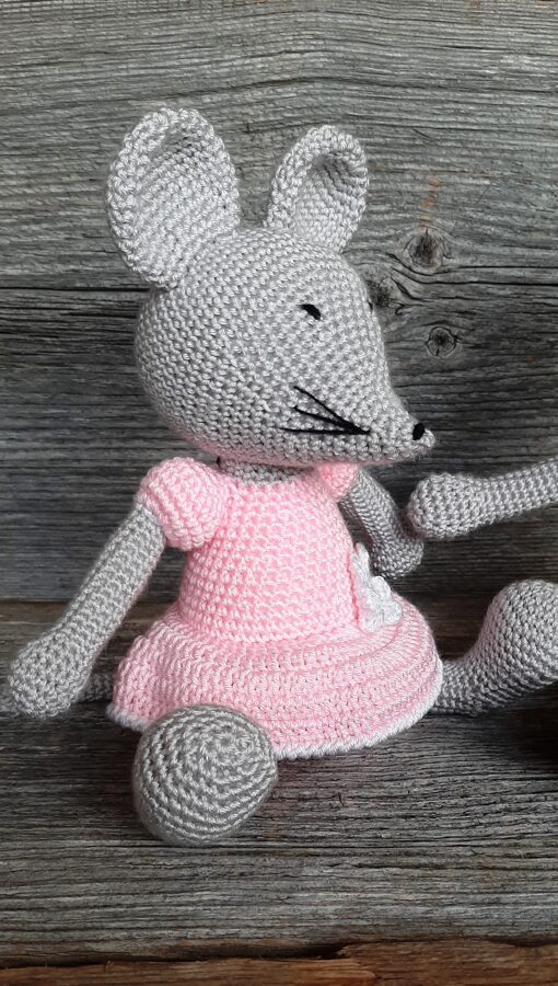 Lalu pele rozā kleitiņā. Rotaļlieta, mīļmanta sākot no pašiem mazākajiem līdz pavisam lieliem peļu mīļiem. 