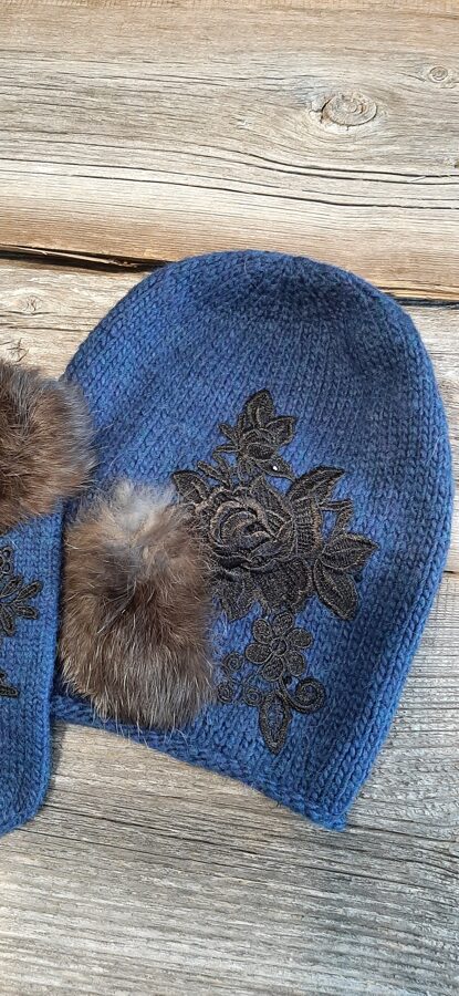 Skaisti zilas krāsas cepure un cimdi no dabīgas materiāla. Dekorēta ar dabīgo ādu un mežģīnēm. 