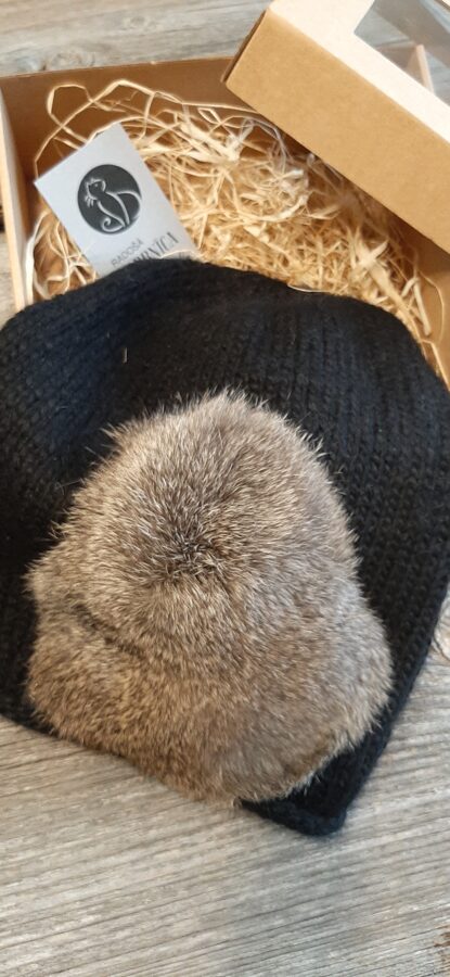 Melna cepure ar dabīgo kažokādu. Vienā eksemplārā.  Mīksta, silta, stilīga adīta rokām no kvalitatīvas alpakas un merīno dzijas. 