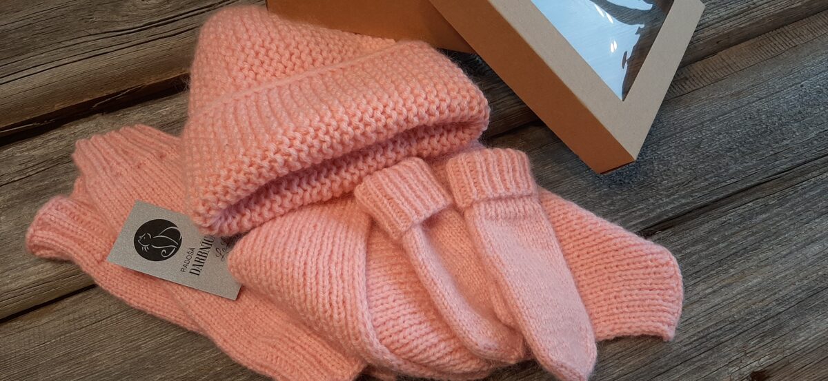 Cepure, šalle, cimdi, getras, zeķes skaisti rozā krāsā  bērnam un pieaugušajam. 