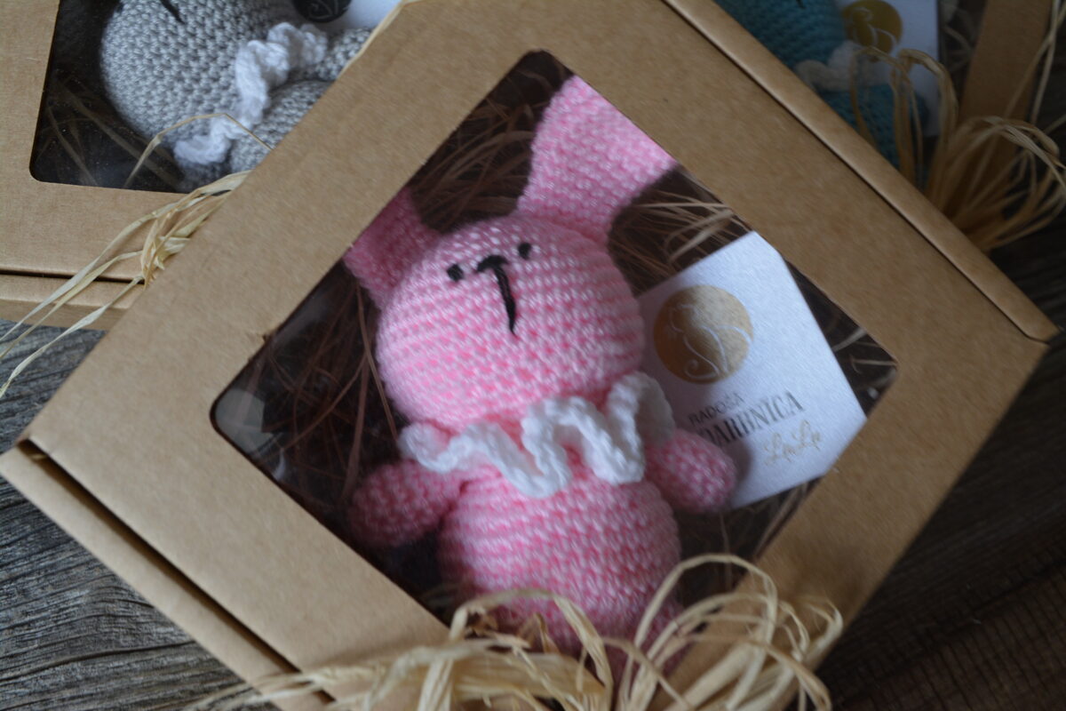 LaLu dāvanu komplekts mazulim - rotaļlieta pelēks zaķis un grabulis graužam riņķis 