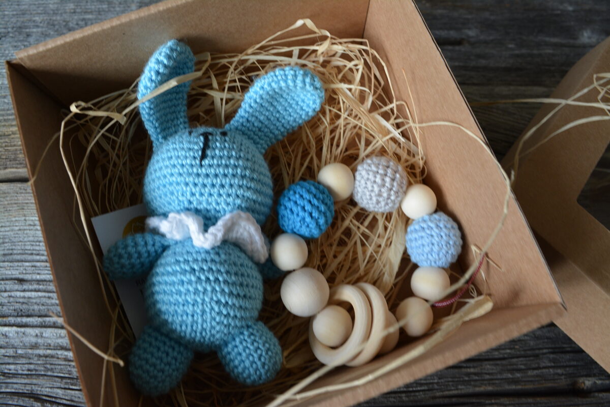 LaLu dāvanu komplekts mazulim - zils zaķis rotaļlieta un grabulis graužam riņķis 