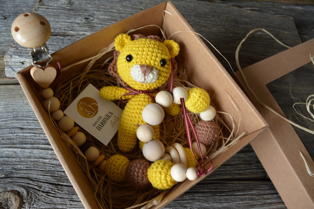 LaLu dāvanu komplekts bērniem - knupīša turētājs, rotaļlieta lauviņa un grabulis graužam riņķis 