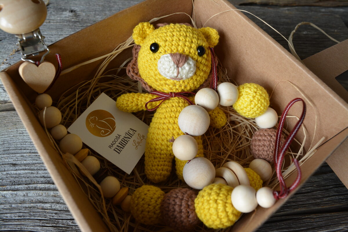 LaLu dāvanu komplekts bērniem - knupīša turētājs, rotaļlieta lauviņa un grabulis graužam riņķis 