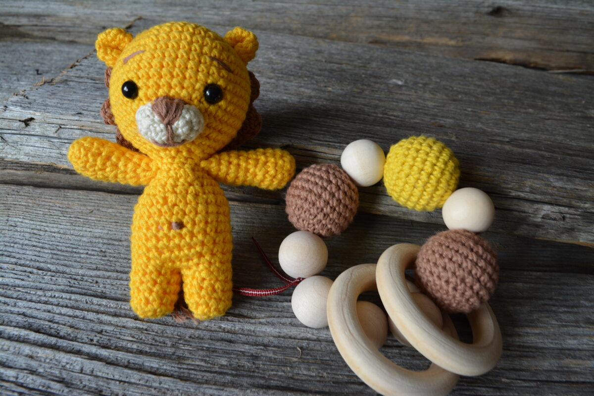 LaLu komplekts bērniem "Rotaļīgais lauvēns" Rotaļlieta lauviņa un grabulis graužam riņķis mazuļiem. Dzeltena, brūna krāsas. 