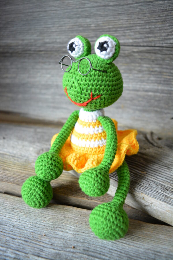 LaLu mīksta rotaļlieta, zaļa varde "Kvāka"  kleitiņā. Rotaļlieta, suvenīrs - naudas un mīlestības simbols.    