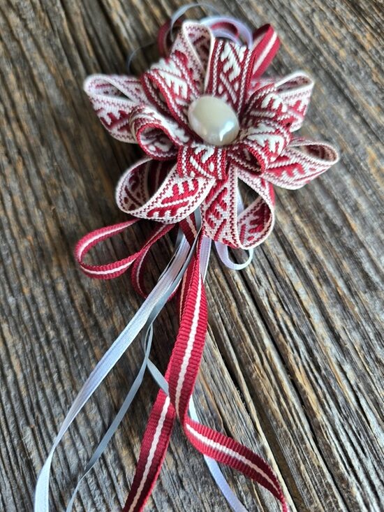 Latviskas, ar rokām darinātas piespraudes ar Latviskiem rakstiem un simboliku. Unikāls aksesuārs dāvanām un ikdienai. Kvalitāte, simbolika un mūsdienīgs dizains. 