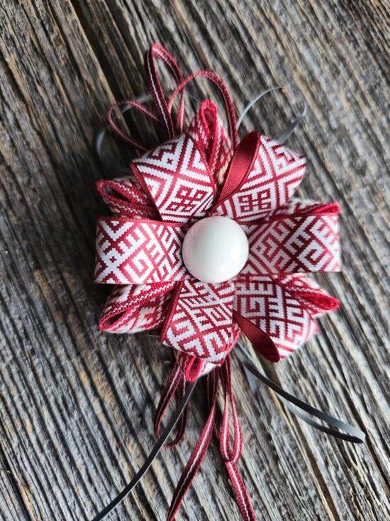 Latviskas, ar rokām darinātas piespraudes ar latviskiem rakstiem un simboliku. Unikāls aksesuārs dāvanām un ikdie