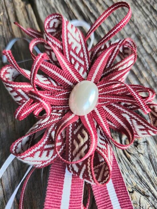 Latviskas, ar rokām darinātas piespraudes ar Latviskiem rakstiem un simboliku. Kvalitāte, simbolika un mūsdienīgs dizains. 