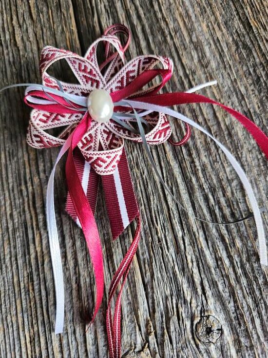 Latviskas, ar rokām darinātas piespraudes ar Latviskiem rakstiem un simboliku. Unikāls aksesuārs dāvanām un ikdienai. Kvalitāte, simbolika un mūsdienīgs dizains. 