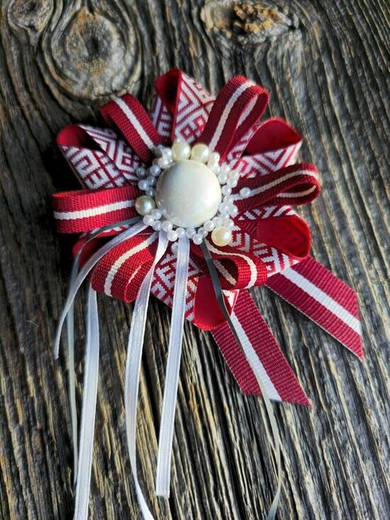 Latviskas, ar rokām darinātas piespraudes ar Latviskiem rakstiem un simboliku. Unikāls aksesuārs dāvanām un ikdienai. Kvalitāte, simbolika un mūsdienīgs dizains. 