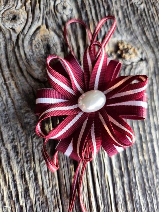 Latviskas, ar rokām darinātas piespraudes ar Latviskiem rakstiem un simboliku. Unikāls aksesuārs dāvanām un ikdienai. Kvalitāte, simbolika un mūsdienīgs dizains. 