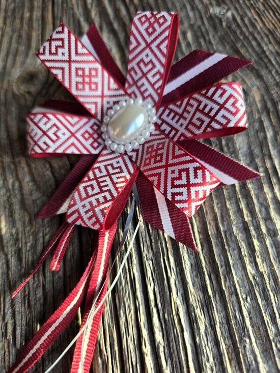 Latviskas, ar rokām darinātas piespraudes ar Latviskiem rakstiem un simboliku. Unikāls aksesuārs dāvanām un ikdienai. Kvalitāte, simbolika un mūsdienīgs dizains. 