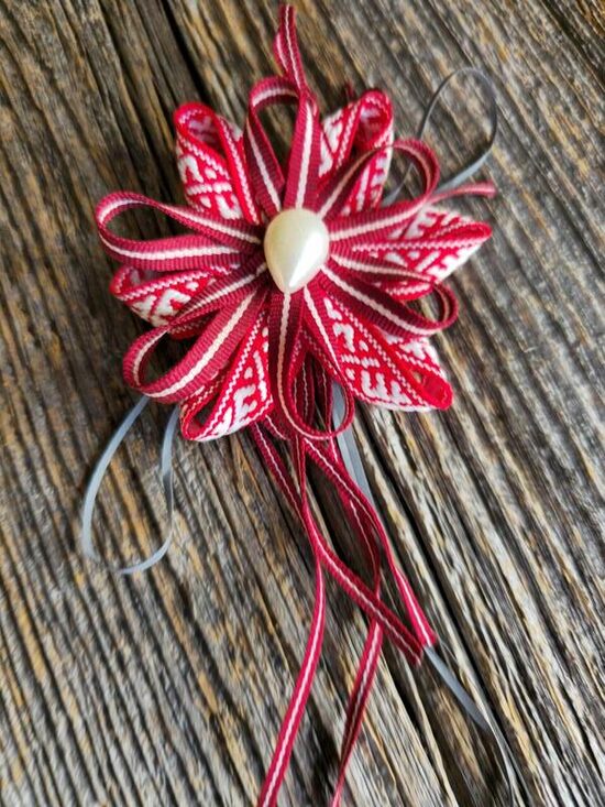 Latviskas, ar rokām darinātas piespraudes ar Latviskiem rakstiem un simboliku. Unikāls aksesuārs dāvanām un ikdienai. Kvalitāte, simbolika un mūsdienīgs dizains. 