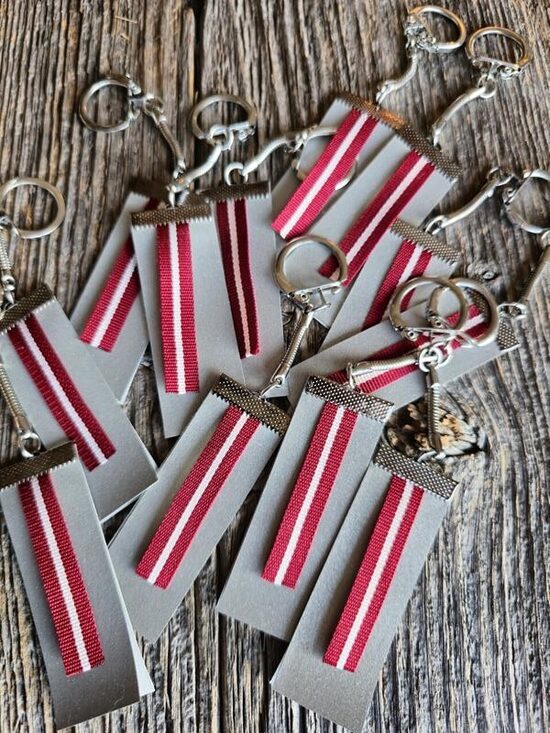 Atstarotāji ar Latvijas karoga simoliku. Esi drošs, sargi sevi tumsā. Rokām darināti atstarotāji. 