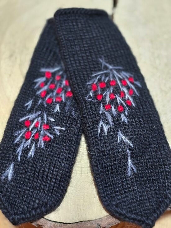 Dabas iedvesmoti rokām adīt cmdi -  melni dūraiņi ar pīlādžogām. 