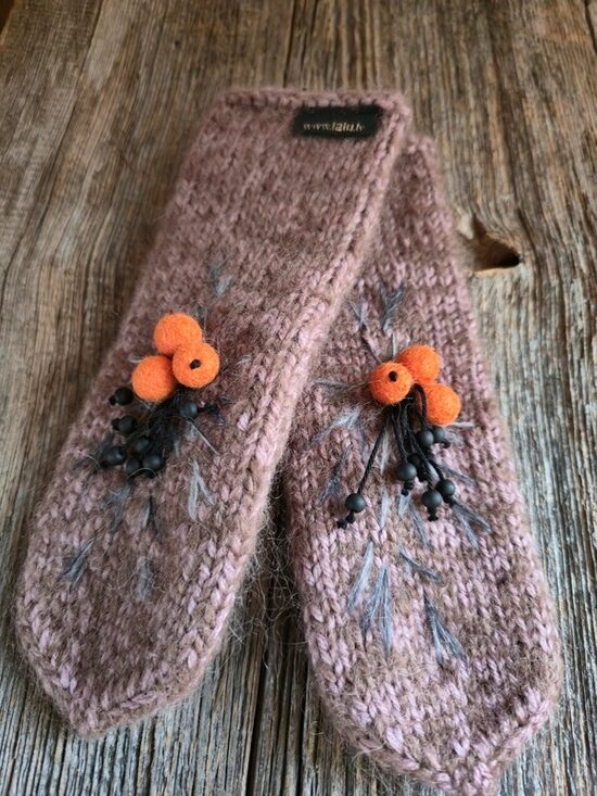 Brūnraibi rokām adīt cimdi - melni dūraiņi ar izšuvumu. Alpakas, merino siltas vilnas adīti cimdi. Baudi ziemu. 