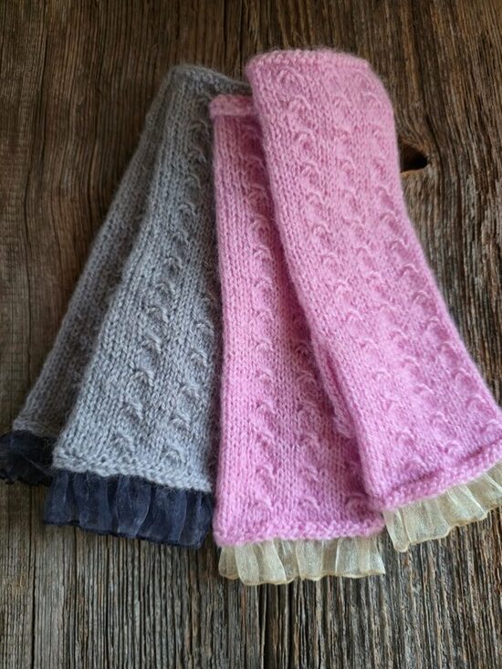 Bezpirkstu cimdi ar īkšķi un rakstu. Rudenim, pavasarim un vēsam laikam. Patīkami, mīksti, silti. Labi pieguļ rokai. 