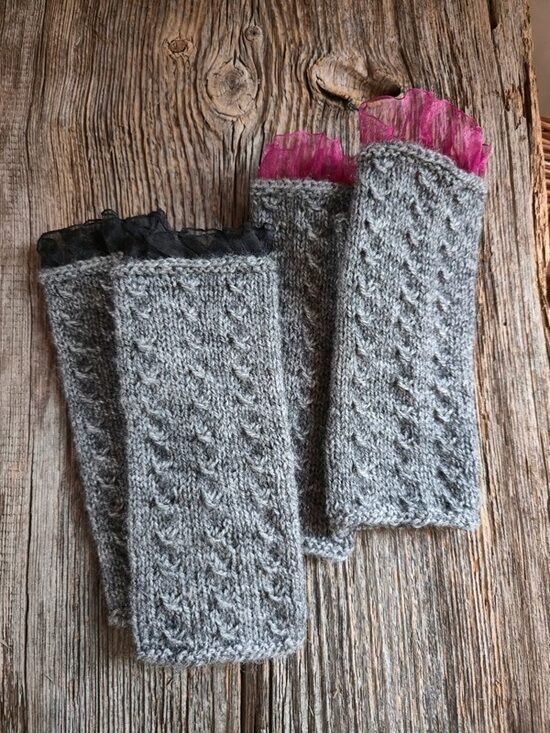 Puscimdi. Silti, labi pieguļoši, padodas. Rokām adīti patīkami ādai. Viegli strādāt ar telefonu,  braukt ar mašīnu. 