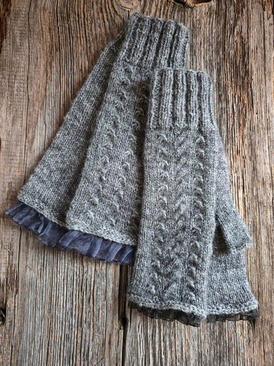 Gari bezpirkstu cimdi ar rakstu. Rudenim, pavasarim un vēsam laikam. Patīkami, mīksti, silti. Labi pieguļ rokai. 