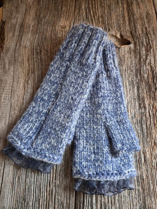 Bezpirkstu cimdi raibi. Biezi cimdi ar īkšķi un mežģīni. Patīkami, mīksti, silti. Labi pieguļ rokai. 