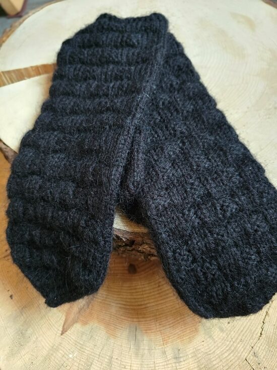 Vīriešu  dūraiņi melnā krāsā. Bieza adījuma silti cimdi. Standarta un lielai vīrieša rokai. Padodas. 