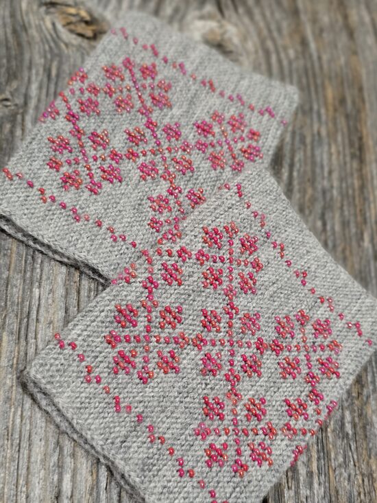 Adīti mauči, pulsa sildītāji jeb dūrgaļi dažādās krāsās un rakstos - eleganti, unikāli, praktiski.