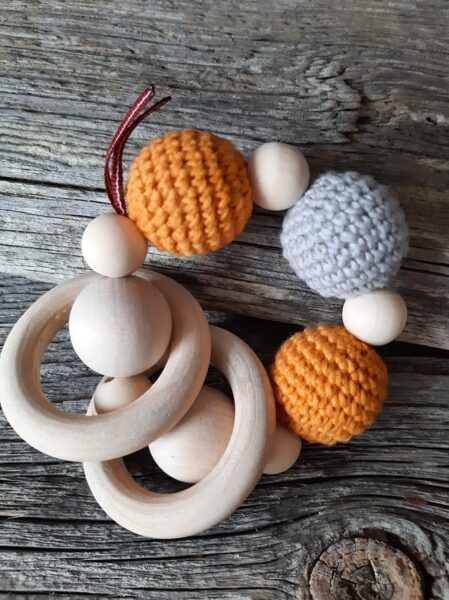 Lalu koka graužamriņķis - grabulis ar koka aptamborētām bumbiņām bērniem