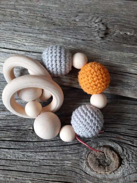 Lalu koka graužamriņķis - grabulis ar koka aptamborētām bumbiņām bērniem