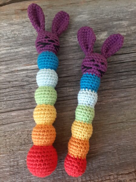 LaLu grabulis bērniem "Varavīksne zaķis". Krāsains, košs ar zvārgulīti divi izmēri