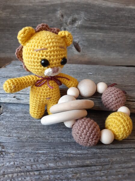 LaLu komplekts "Saulainais lauvēns" bērniem. Rotaļlieta lauviņa un grabulis graužam riņķis mazuļiem.