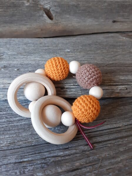 Lalu dabīgs koka graužamriņķis - grabulis ar aptamborētām koka bumbiņām bērniem.