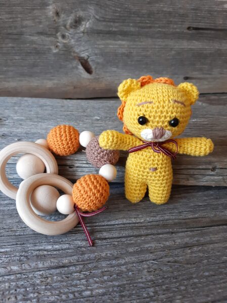 LaLu komplekts "Draiskais lauvēns" bērniem. Rotaļlieta lauviņa un grabulis graužam riņķis mazuļiem.