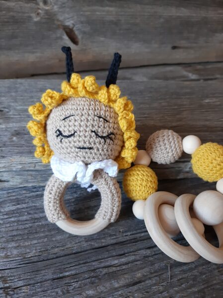 Lalu  komplekts graužamriņķis un "Bitīte Maijaiņa".  Dabīgu materiālu grabulīši bērniem. Iepriecini mazuli! 