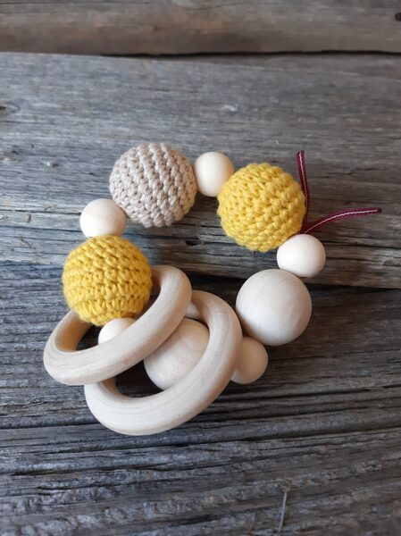 Lalu koka graužamriņķis - grabulis ar  aptamborētām koka  bumbiņām. Zobgrauzis bērniem..