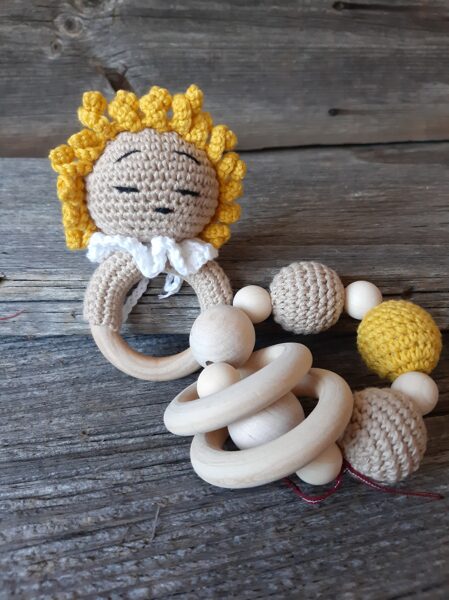 Lalu komplekts "Meitenīte - saulespuķīte".  Dabīgu materiālu grabulīši bērniem. 