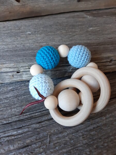 Lalu grabulis- koka graužamriņķis mazuļiem skaistos zilos toņos.