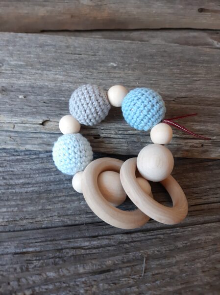 Lalu dabīga koka graužamriņķis ar aptamborētām koka  bumbiņām. Rotaļlieta - grabulis bērniem.