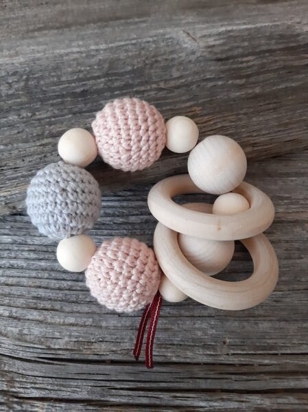 Lalu dabīga koka graužamriņķis ar aptamborētām koka bumbiņām. Rotaļlieta - grabulis bērniem.