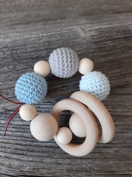 xxxxxxxxx  Lalu dabīga koka graužamriņķis ar aptamborētām koka bumbiņām. Rotaļlieta - grabulis bērniem. Zobgrauzis.