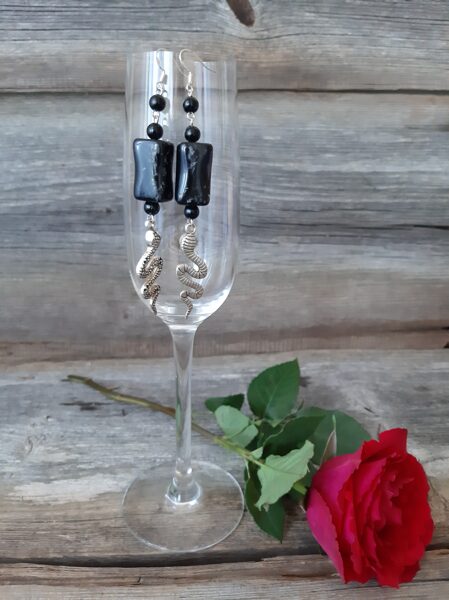 Uzdrīkstos. Auskari.