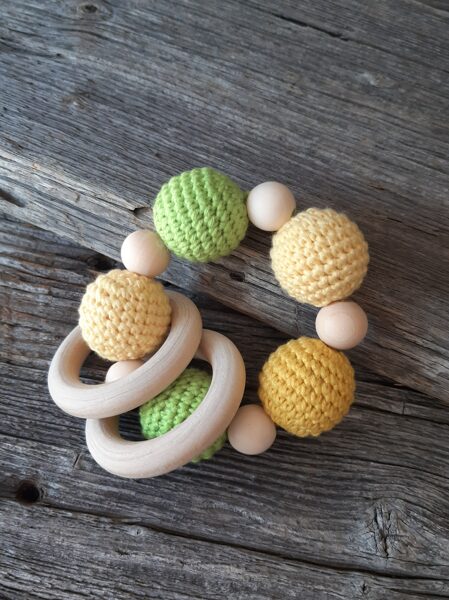 Lalu dabīga koka graužamriņķis ar aptamborētām koka  bumbiņām. Rotaļlieta - grabulis bērniem.